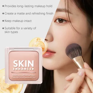 Vue détaillée de la poudre de finition rose nude avec démonstration de pose sur modèle.
