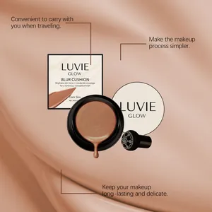 Detalle de la base de maquillaje Luvie Glow Blur Cushion para piel oscura con borla