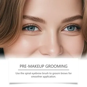 Primo piano dettagliato della cura delle sopracciglia con scovolino per un look naturale.
