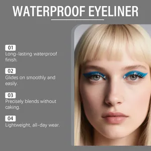 Detail van helderblauwe waterproof eyeliner met steentjes op blond model