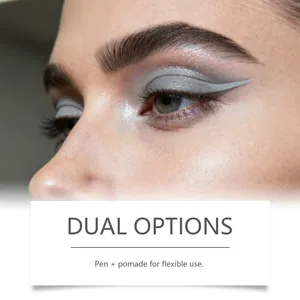 Primer plano del kit de cejas grises con efecto de lápiz y pomada en la modelo