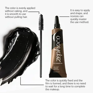 Detalle del gel de cejas negro Zephoco con cepillo espiral y textura crema suave.