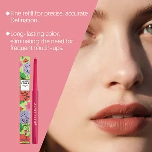 Detailansicht des Bean Paste Pink Lippenkonturenstifts mit floraler Verpackung und Model