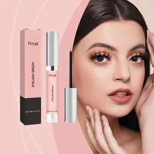 Detail von Hoygi Wimpernserum neben Modell mit langen, natürlich geschwungenen Wimpern