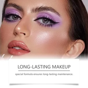 Nahaufnahme mit lilafarbenem Glitzer-Lidschatten und professionellem Long-Lasting-Make-up