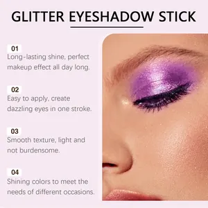 Nahaufnahme des schimmernden Effekts eines lila Glitzer-Lidschattenstifts auf dem Lid