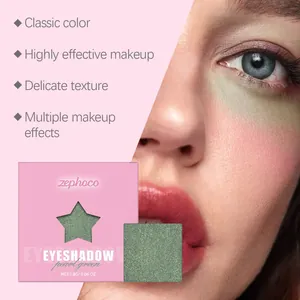 Nahaufnahme des perlgrünen Lidschattens und der Verpackung für einen natürlichen Look.