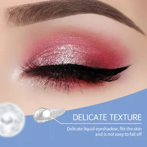 Dettaglio di ombretto liquido glitterato argento con campione di texture delicata.