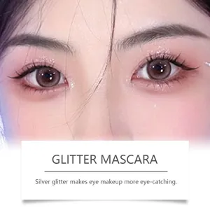 Close-up detail van zilveren glittermascara op de wimpers voor opvallende make-up