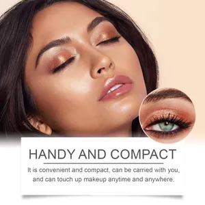 Gros plan sur un maquillage des yeux doré rose scintillant sur un modèle pro