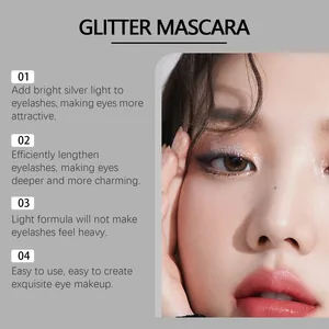 Close-up van oogmake-up met het effect van langdurige zilveren glitter mascara glans