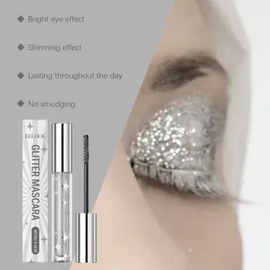 Detail van EELHOE zilveren glitter mascara met glanzend effect op het ooglid