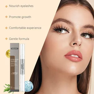 Detaillierte Makroaufnahme langer Wimpern mit EELHOE-Wachstumsserum und Verpackung.