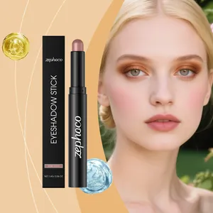Zephoco Rose Gold Schimmer-Lidschattenstift auf Model für einen natürlichen Glanz