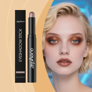 Nahaufnahme des Zephoco Schimmer-Lidschattenstifts in Mokkabraun mit dem Look des Models