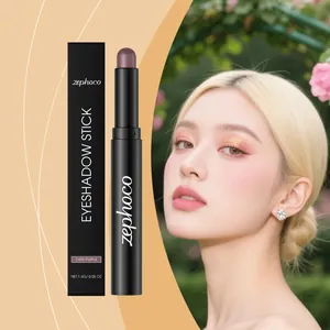 Dunkelvioletter Lidschatten-Stick auf dem Auge des Modells für schimmerndes natürliches Make-up