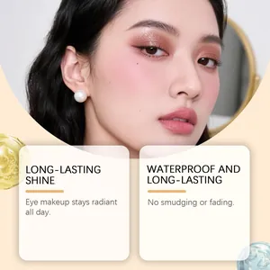 Nahaufnahme eines glitzernden lila Lidschattenstifts auf den Augenlidern eines Models