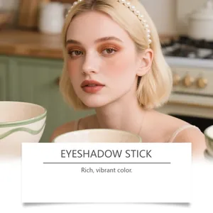 Professionelles Make-up-Detail mit Mokka-Braun Schimmer Lidschatten-Stift auf Haut