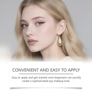 Vista dettagliata di una modella che indossa ombretto rosa pesca per un look raffinato