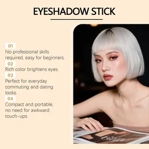 Detaillierter Look eines glitzernden mokkabraunen Lidschattenstifts auf asiatischem Model