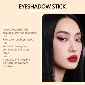 Detailansicht eines lila Lidschattenstifts auf dem Modell für ein kräftiges Make-up