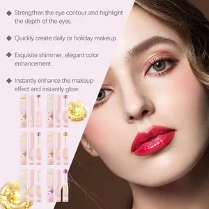 Close-up van glitter oogschaduwstick applicatie op model met glanzende afwerking