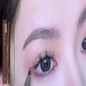 Gedetailleerde close-up van de soepele aanbrenging van steenbruine waterproof eyeliner op oog