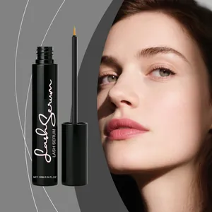Detailansicht von 10ml Wimpernserum Flasche und Applikator neben dem Gesicht des Models