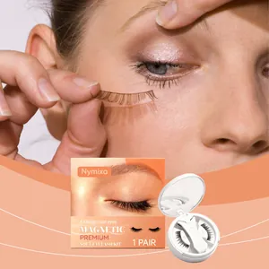 Vista dettagliata di una modella che applica ciglia magnetiche Nymixa dal kit premium