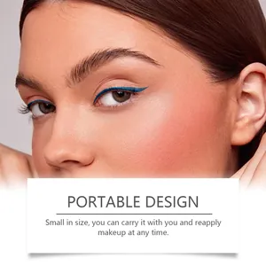 Macro-weergave van zijdeblauwe eyeliner aangebracht voor een natuurlijke oogmake-up look