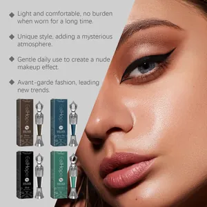 Close-up van het gladde eyeliner-effect en vier ontwerpen van vloeibare eyeliner-flesjes