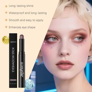 Detailansicht des Zephoco Lidschattenstifts in Dunkellila und Model-Make-up-Auftrag