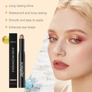 Detaillierte Makroansicht des Glitzer-Lidschattenstifts und der Make-up-Anwendung