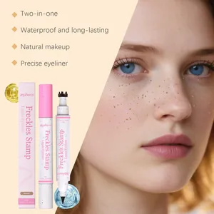 Detalle del sello de pecas 2 en 1 y delineador marrón impermeable para un maquillaje natural.