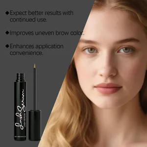 Detailansicht des Wimpernserums und Applikators neben einer Frau mit langen Wimpern