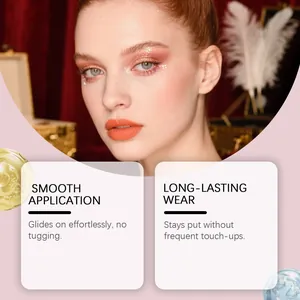 Primo piano dell'effetto ombretto in crema glitterato su modella, lunga durata.