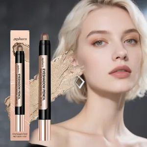 Detalle del lápiz de sombras perlado Champagne Gold con textura suave y look de modelo.