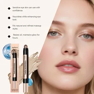 Vue détaillée du crayon à paupières Zephoco or champagne avec le look de maquillage du modèle