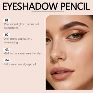 Gros plan détaillé montrant l'effet de maquillage du crayon ombre à paupières doré champagne