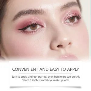 Gros plan d'un fard à paupières rose avec de fines paillettes sur un modèle asiatique.