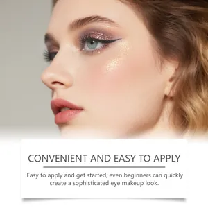 Macro-weergave van verfijnde mokkabruine oogmake-up met glans en precieze eyeliner vleugel.