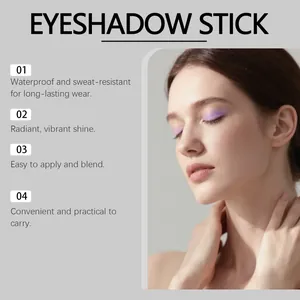 Gros plan sur l'ombre à paupières pailletée violet foncé sur le modèle pour un éclat
