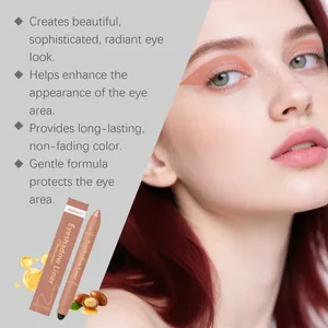 Dettaglio ravvicinato della penna eyeliner 2 in 1 zephoco con look trucco occhi radioso
