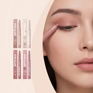 Model brengt zephoco matte zijdeachtige oogschaduwstick aan uit een vierkleurencollectie