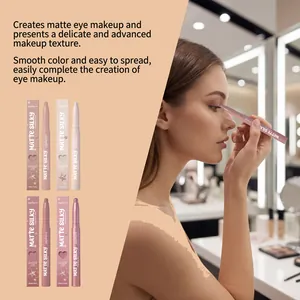 Model brengt een matte zijdeachtige oogschaduwstick aan voor een delicate ooglook