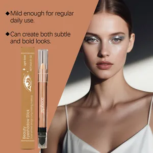 Vue détaillée du bâton d'ombre à paupières zephoco or clair et maquillage scintillant du modèle