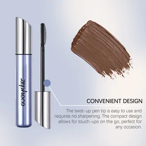 Nahaufnahme des Mascara-Bürstchens und der braunen cremigen Textur für natürliches Make-up
