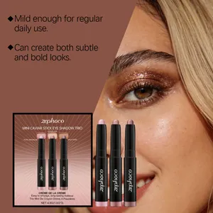 Primer plano de las sombras de ojos en crema zephoco con acabado brillante en la piel.