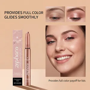 Nahaufnahme des champagnerrosa schimmernden Lidschattenstifts mit Make-up-Effekt am Modell.