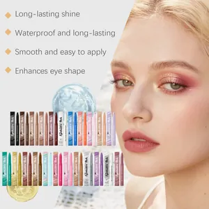 Collezione di ombretti in stick a lunga durata ed effetto trucco professionale su modella